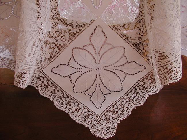 Very fine italian filet lace and Richelieu embroidered tablecloth