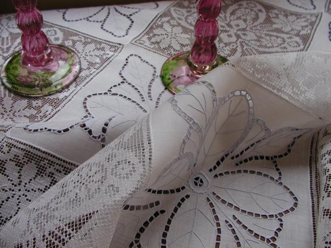 Very fine italian filet lace and Richelieu embroidered tablecloth