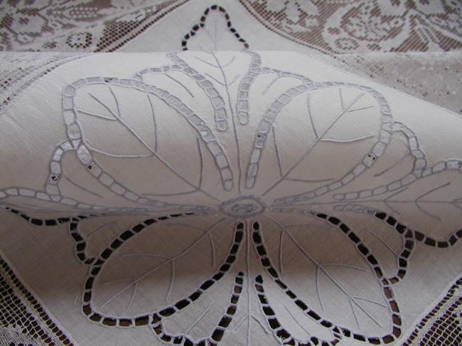 Very fine italian filet lace and Richelieu embroidered tablecloth