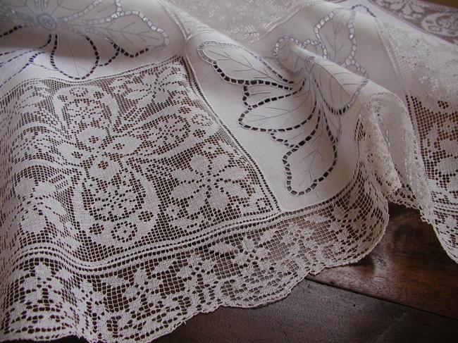 Very fine italian filet lace and Richelieu embroidered tablecloth