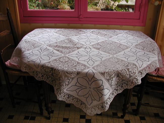 Very fine italian filet lace and Richelieu embroidered tablecloth