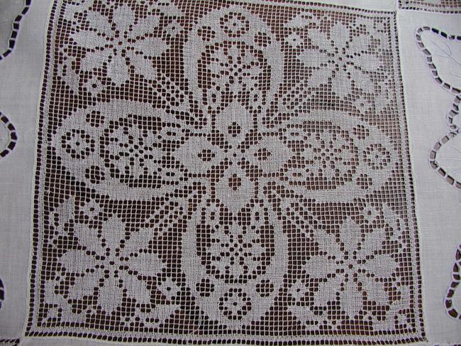 Very fine italian filet lace and Richelieu embroidered tablecloth