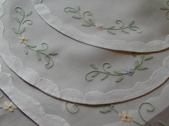Very romantic sets and doilies in organdi with appliqué embroidery