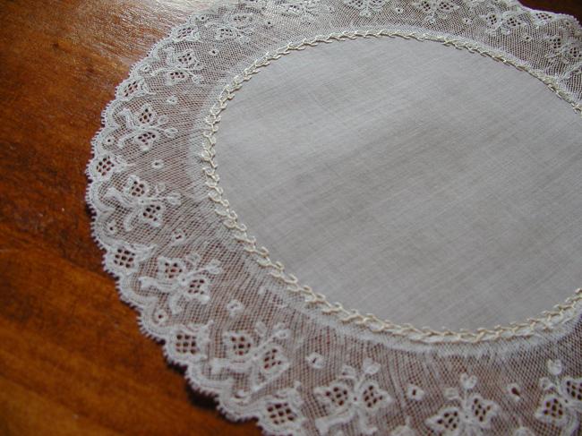 So pretty and graceful round doily with Valenciennes lace