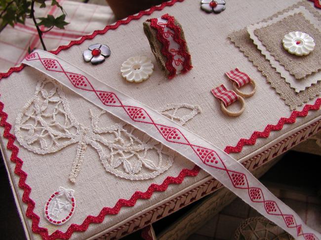 Adorable ruban en coton blanc tissé de losanges à pois rouges (15mm)