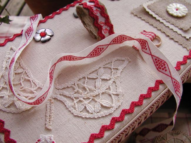 Adorable ruban en coton blanc tissé de losanges à pois rouges (15mm)