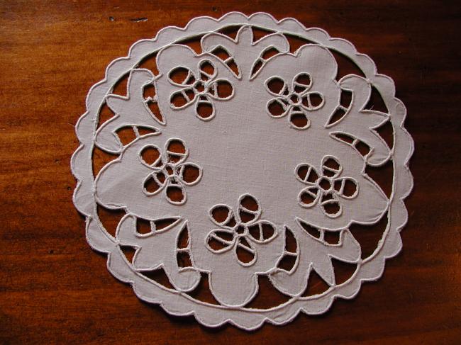 Lovely machine made round doily in Richelieu style