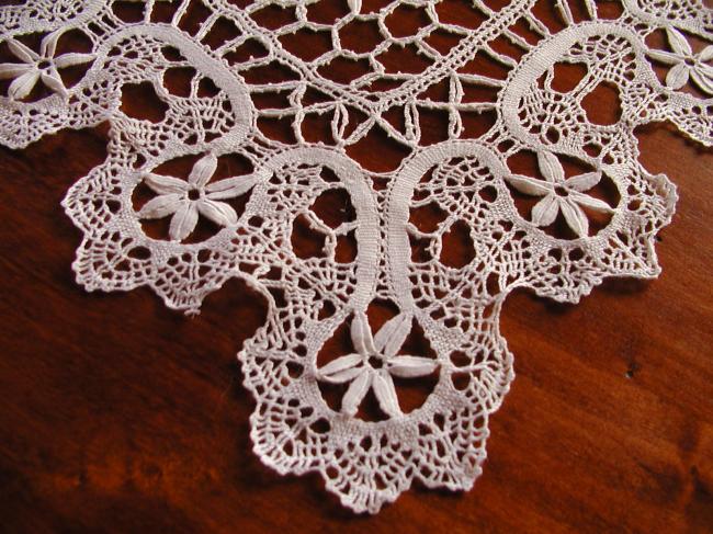 Lovely  Cluny bobbin lace oblong tray dresser