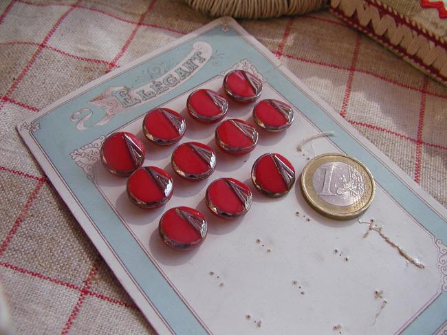 Jolie série de 11 boutons en verre rouge peint argenté sur carte, Art Déco