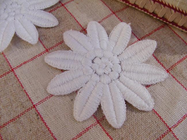 Superbe motif de marguerite en coton brodé en appliqué