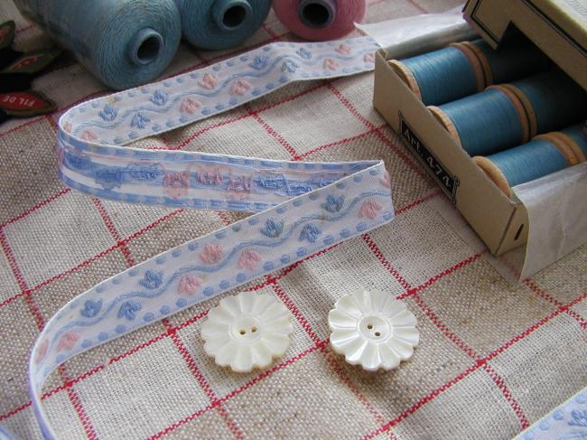 Ancien ruban en coton tissé de rinceaux de fleurs bleu ciel et rose clair (15mm)