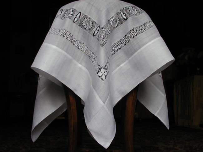 Wonderful Pina tablecloth with Tenerife lace