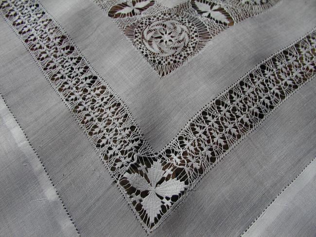 Wonderful Pina tablecloth with Tenerife lace