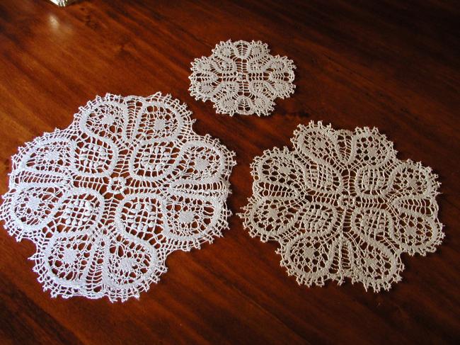 Lovely set of 10 doilies in Cluny bobbin lace, for the tea !