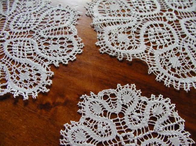 Lovely set of 10 doilies in Cluny bobbin lace, for the tea !