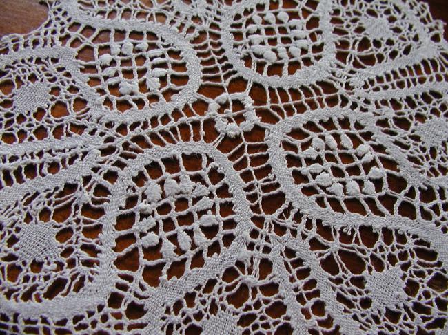 Lovely set of 10 doilies in Cluny bobbin lace, for the tea !