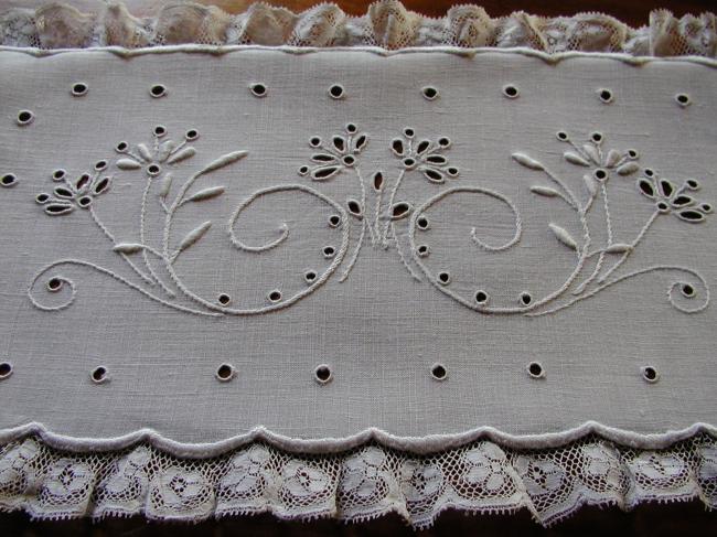 Superb oblong doily with lovely embroidery and Valenciennes lace