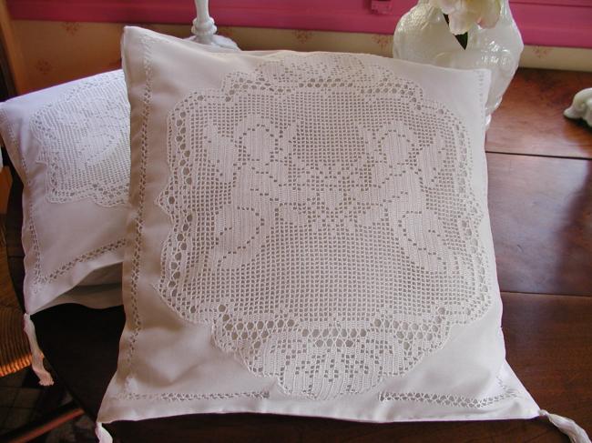 Charmant coussin avec un coeur de chérubins et  petits pompons