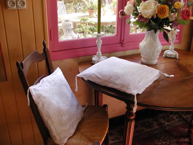 Charmant coussin avec un coeur de chérubins et  petits pompons