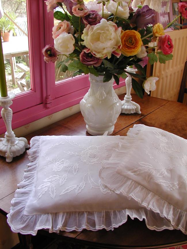 Merveilleux coussin volanté en voile brodé de pivoines japonisantes