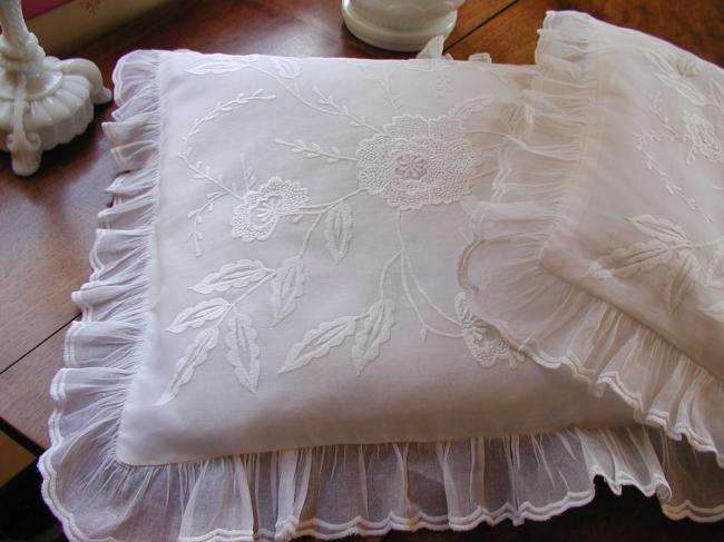 Merveilleux coussin volanté en voile brodé de pivoines japonisantes