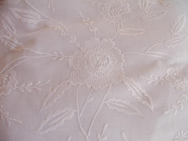 Merveilleux coussin volanté en voile brodé de pivoines japonisantes