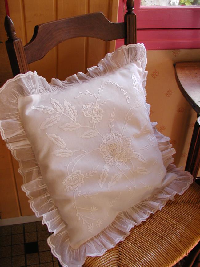 Merveilleux coussin volanté en voile brodé de pivoines japonisantes