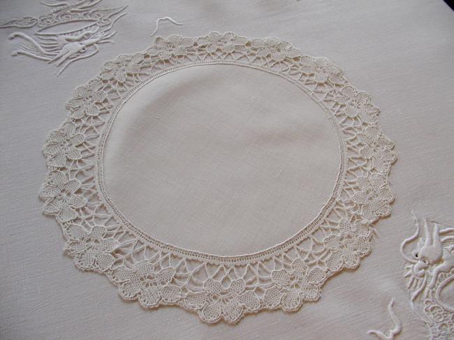 Lovely table centre in pure linen with insert of Cluny lace