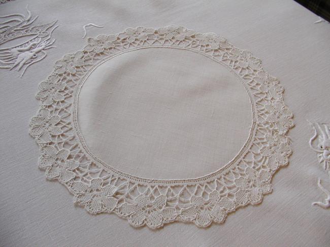 Lovely table centre in pure linen with insert of Cluny lace