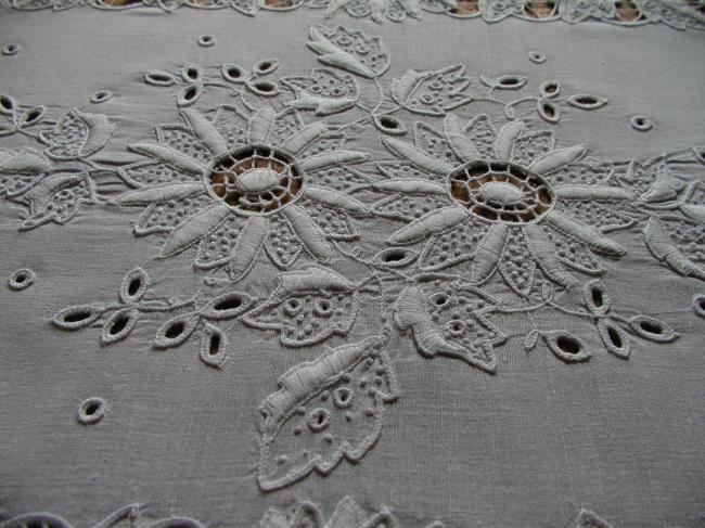 Gorgeous tablecloth with somptuous hand made white and open embroidery