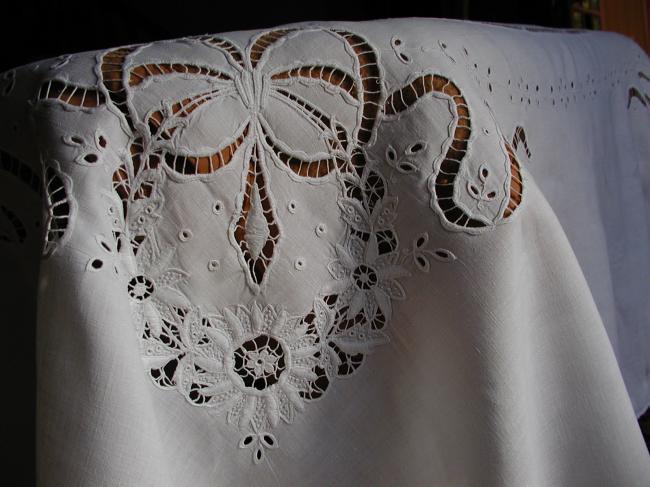 Gorgeous tablecloth with somptuous hand made white and open embroidery