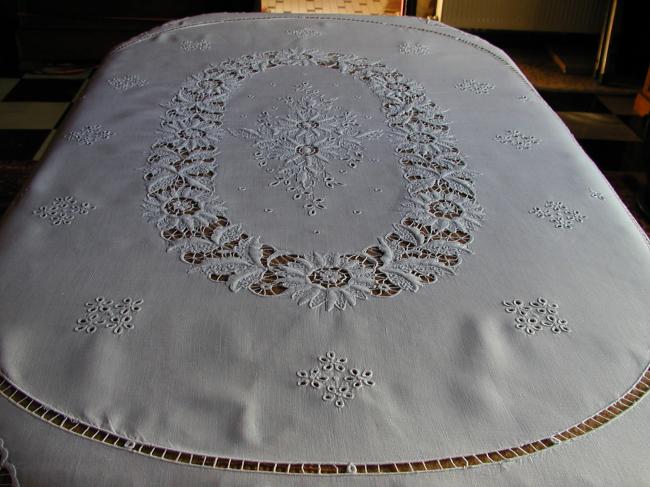 Gorgeous tablecloth with somptuous hand made white and open embroidery