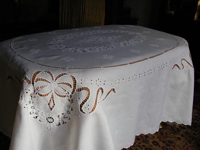 Gorgeous tablecloth with somptuous hand made white and open embroidery