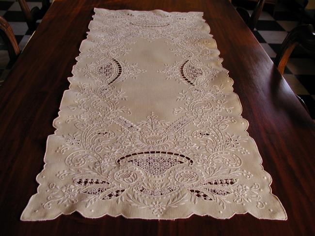 Exceptional presentation set service in ivory Madeira embroidery (17pieces)