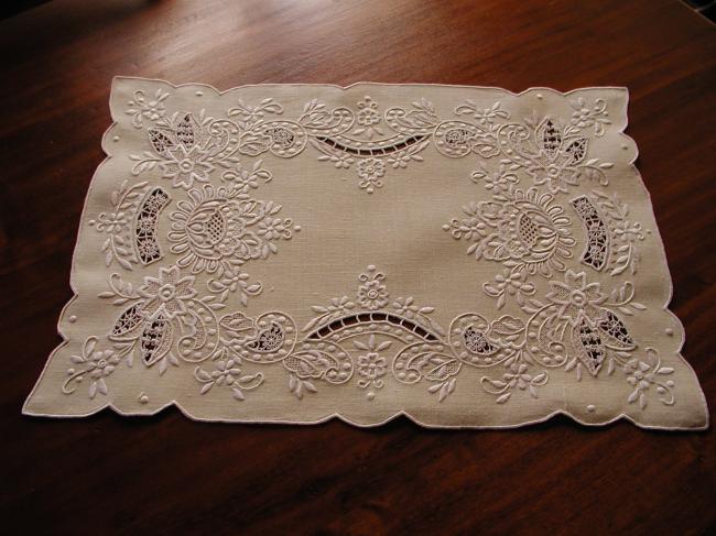 Exceptional presentation set service in ivory Madeira embroidery (17pieces)