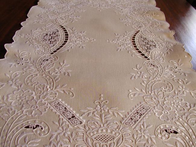 Exceptional presentation set service in ivory Madeira embroidery (17pieces)