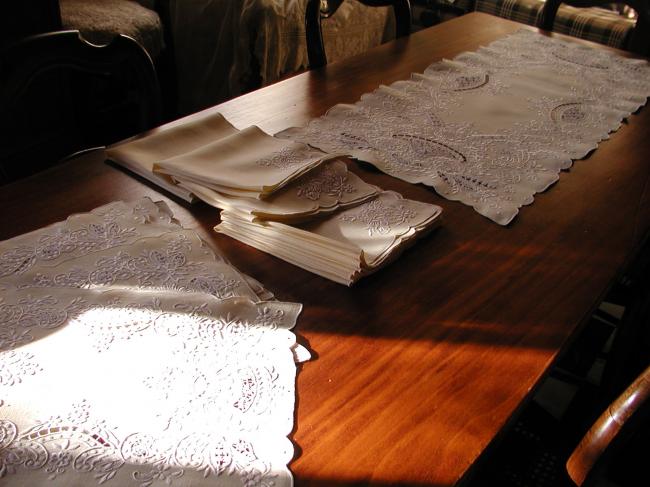 Exceptional presentation set service in ivory Madeira embroidery (17pieces)