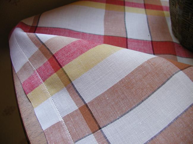 Lovely tablecloth with its 12 tiny serviettes in linen, vichy pattern 1930