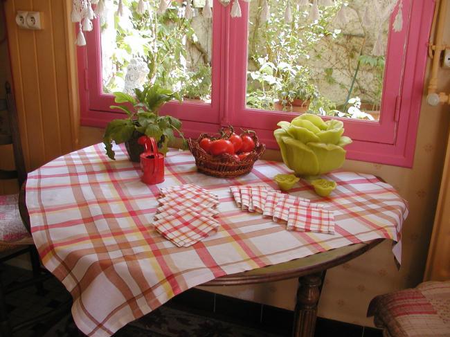 Lovely tablecloth with its 12 tiny serviettes in linen, vichy pattern 1930