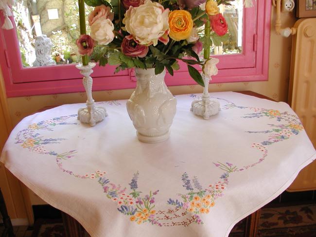 Striking hand embroidered tablecloth with british garden, so many flowers !