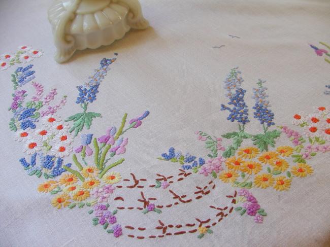 Striking hand embroidered tablecloth with british garden, so many flowers !