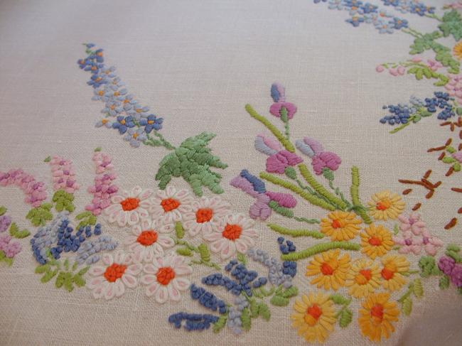 Striking hand embroidered tablecloth with british garden, so many flowers !