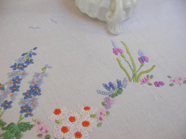 Striking hand embroidered tablecloth with british garden, so many flowers !