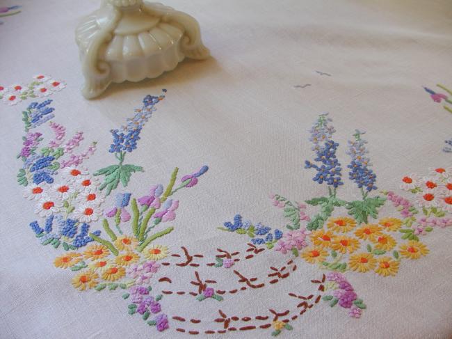 Striking hand embroidered tablecloth with british garden, so many flowers !