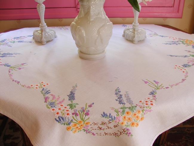 Striking hand embroidered tablecloth with british garden, so many flowers !