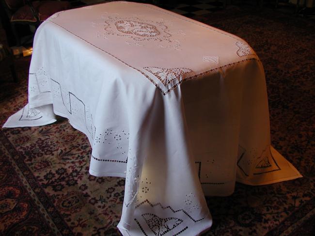 Somptuous and huge table cloth with Venezia lace and Richelieu embroidery 1920