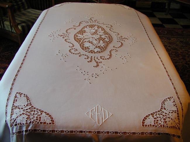 Somptuous and huge table cloth with Venezia lace and Richelieu embroidery 1920