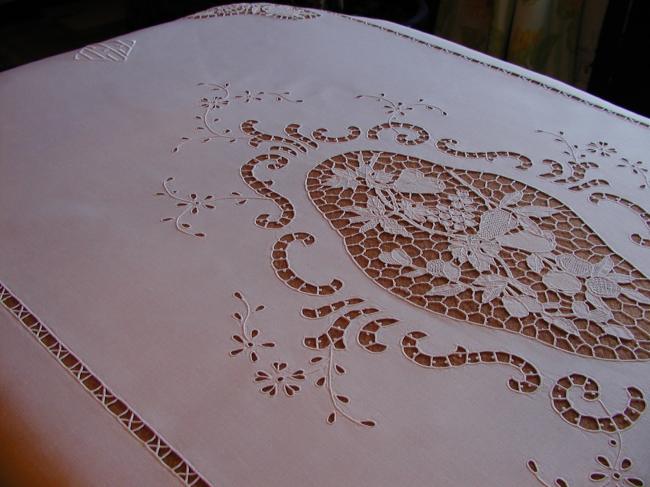 Somptuous and huge table cloth with Venezia lace and Richelieu embroidery 1920