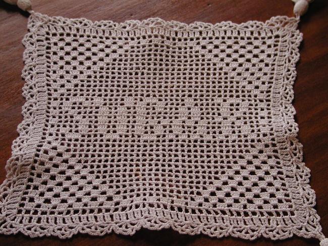 So sweet doily marqued "sugar" in crochet lace