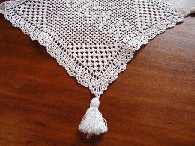 So sweet doily marqued "sugar" in crochet lace